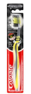 Colgate Zig Zag Charcoal Medium zubná kefka 1ks
